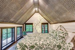 查塔努加Treetop Hideaways: The Wood Lily Treehouse的一间带一张大床的卧室,位于带窗户的房间内