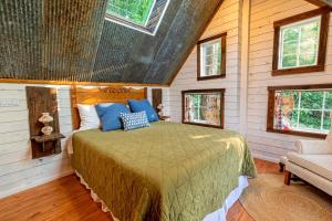 查塔努加Treetop Hideaways: The Redbud Treehouse的一间设有床铺的卧室,位于带窗户的房间内