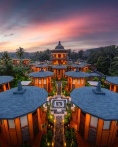 婆罗浮屠Hotel Le Temple Borobudur的黄昏时分建筑物的空中景观