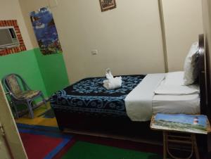 卢克索Bob Marley Peace hostels luxor的卧室里设有一张床,上面有一只动物