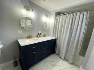 塞伦It’s Showtime-Book Lally’s House! Steps to Common!的一间带水槽和镜子的浴室