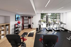 埃尔金港Staybridge Suites Port Elgin, an IHG Hotel的健身房,配有跑步机和有氧运动器材