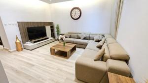 吉达رحال البحر للشقق المخدومة Rahhal AlBahr Serviced Apartments的带沙发和电视的客厅