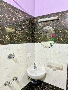 根尼亚古马里Tamizh Nest - தமிழ்க்குடில்的一间带水槽和镜子的浴室
