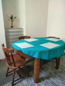 萨拉热窝Waterfall Hostel的一张桌子上有一个蓝色的桌布