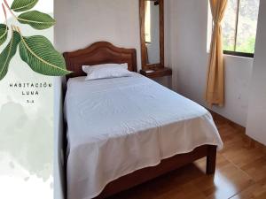卢那欢纳Killari-Hospedaje Puro Jita的一间卧室配有一张带白色床罩的床