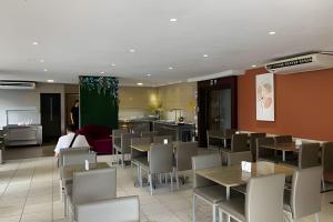 福塔莱萨Hosts BR - Flat Vista Mar no Meireles的餐厅内带桌椅的用餐室