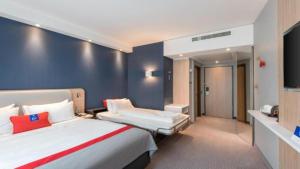 雷姆沙伊德Holiday Inn Express - Remscheid的酒店客房设有两张床和电视。