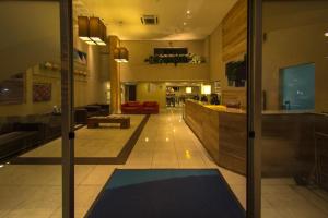 马塞约Holiday Inn Express Maceió, an IHG Hotel的大楼的大堂,设有客厅