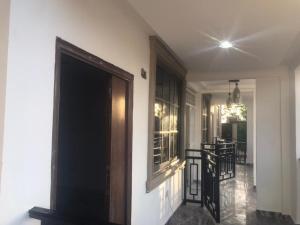 AfienyaSerengeti Rest Lodge的走廊,门通往饭厅