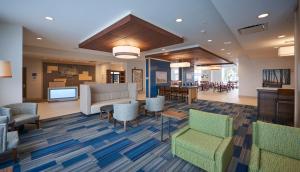 圣约翰斯Holiday Inn Express & Suites St. John's Airport, an IHG Hotel的医院的大厅,有桌椅