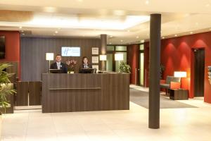 吕姆朗Holiday Inn Express Zürich Airport, an IHG Hotel的大堂前台2人