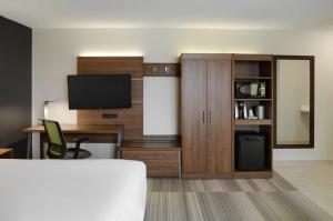 多伦多多伦多市中心快捷假日酒店的酒店的客房配有电视、书桌和床