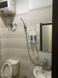 河内Phòng đơn có cửa sổ thoáng mát khép kín + Thang máy的带淋浴、卫生间和盥洗盆的浴室