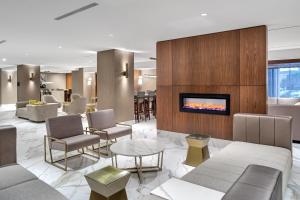 多伦多多伦多机场皇冠假日酒店的大堂配有沙发、椅子和壁炉