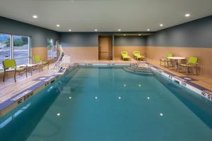 特勒斯Holiday Inn Express & Suites Terrace, an IHG Hotel的一个带椅子和桌子的大型游泳池