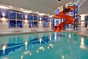 卡尔加里南卡尔加里智选假日酒店的大楼内一个带滑梯的游泳池
