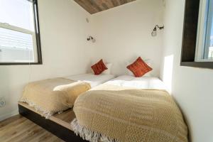 宫古岛RuGu Glamping Resort的卧室内两张并排的床
