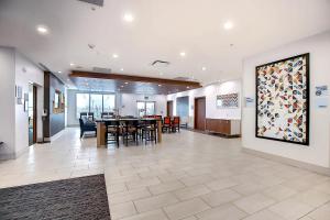 卡尔加里Holiday Inn Express & Suites - Calgary Airport Trail NE, an IHG Hotel的墙上有大画的用餐室
