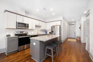 约翰逊城Brand new luxury 2BR loft in downtown Johnson City的厨房配有白色橱柜和台面