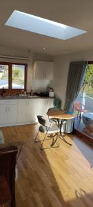 但尼丁Luxurious waterfront accommodation的一间厨房,里面配有桌椅