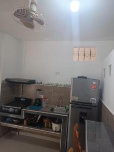 巴耶杜帕尔APTO AMOBLADO CERCA A PLAZA ALFONSO LOPEZ的一间带水槽和冰箱的小厨房