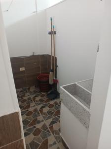 巴耶杜帕尔APTO AMOBLADO CERCA A PLAZA ALFONSO LOPEZ的带淋浴的浴室和瓷砖地板。