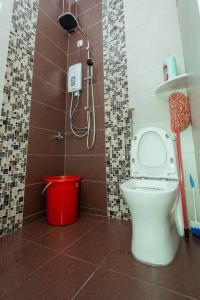 淡文GLYSM Tambun Stay "Pura Vida"的带淋浴和卫生间及红色桶的浴室