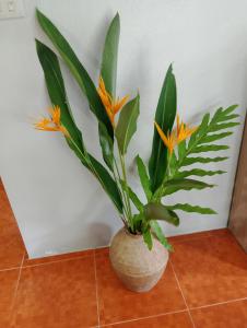 象岛Tropical Paradise Leelawadee Resort的地板上的一个花瓶,上面有植物