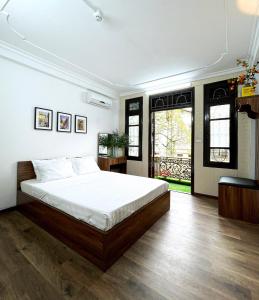 河内Hanoi Oriental Viewl Hotel的一间卧室,卧室内配有一张大床