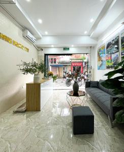 河内Hanoi Oriental Viewl Hotel的客厅配有沙发和桌子