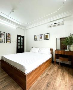 河内Hanoi Oriental Viewl Hotel的一间卧室配有一张大床和电视