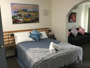霍克斯内斯特海滨鹰巢酒店的一间卧室配有带毛巾的床