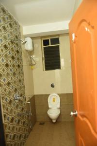 帕纳吉Sai Homestay Panaji 2 BHK and Studio Apartment的一间带卫生间和窗户的小浴室