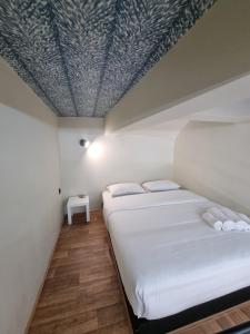 雅典7ATHENS的拥有格子天花板的客房内的两张床