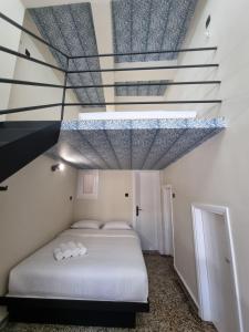雅典7ATHENS的一间卧室配有一张床,房间设有楼梯