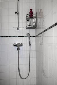 赫尔辛基Design stay in the heart of Punavuori的带淋浴喷头的浴室