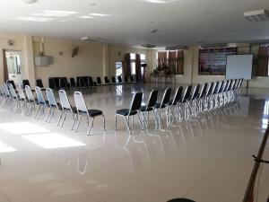 Ban Khlong Kathonศูนย์สัมมนาอาร์มทอง的白色地板的房间的一排椅子