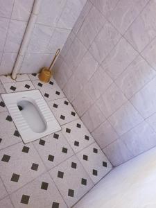 IshakaWelcominghome的铺有瓷砖地板,设有带卫生间的浴室