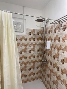 圣胡安Chan One Corner的浴室内配有淋浴帘。