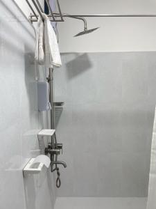 圣胡安Chan One Corner的白色的浴室设有卫生间和淋浴。