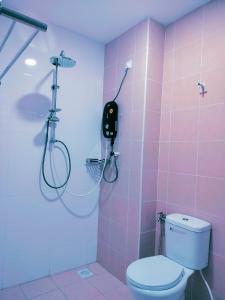 实兆远JOY SITIAWAN HOMESTAY的粉红色的浴室设有淋浴和卫生间