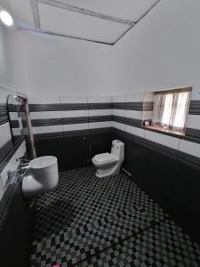 维特利Ward80 Wayanad的一间带卫生间和水槽的浴室