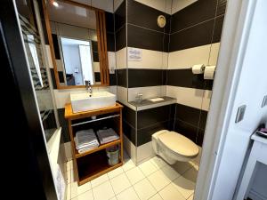 巴黎拉米拉尔酒店的一间带水槽和卫生间的小浴室