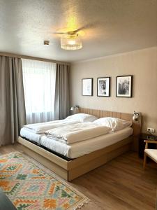 慕尼黑力士酒店的一间卧室,卧室内配有一张大床