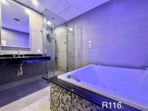 台南凯渥汽车旅馆的带浴缸和盥洗盆的大浴室