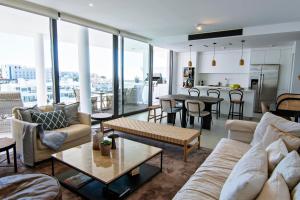 福恩吉罗拉Mara's Apartments Higueron West - Scandinavian Luxury - Views of the Sea and Natural Landscapes的带沙发和桌子的客厅以及厨房。
