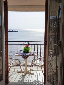 阿吉亚玛丽娜斯韦特兰娜&米哈利斯绿洲大酒店的海景阳台上的桌子