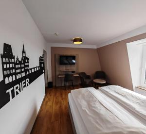 特里尔考克斯伯格冰山酒店的配有一张床和一张书桌的酒店客房