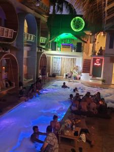 长滩岛Happiness Hostel Boracay的一群人坐在游泳池里